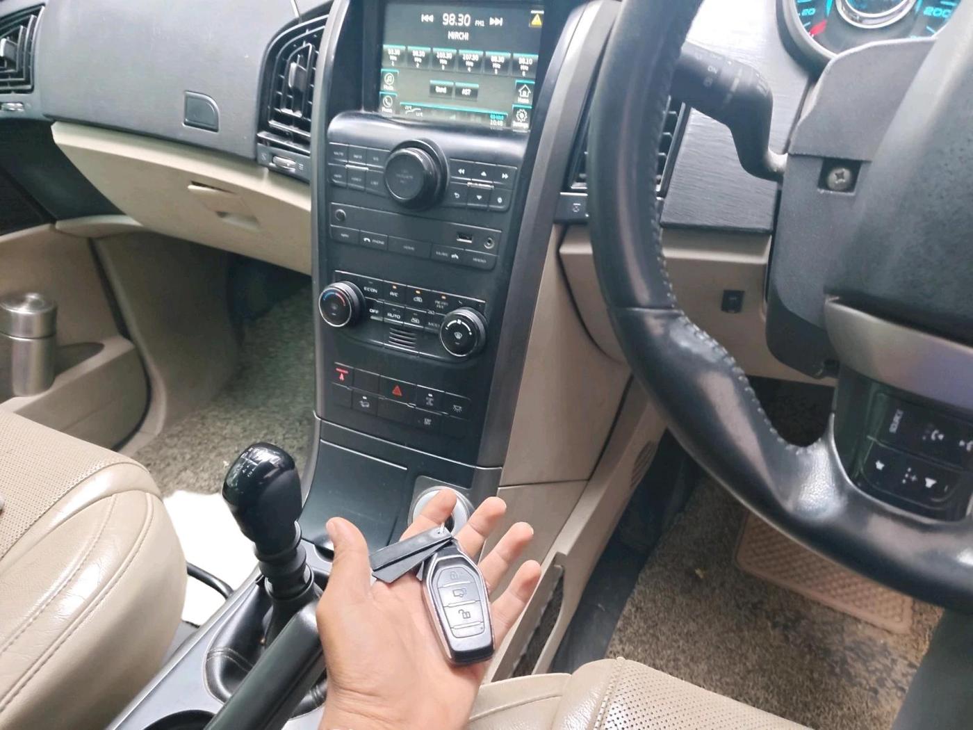 2016 Mahindra XUV500 W10, Diesel, Manual, 2,96,465 km, interior