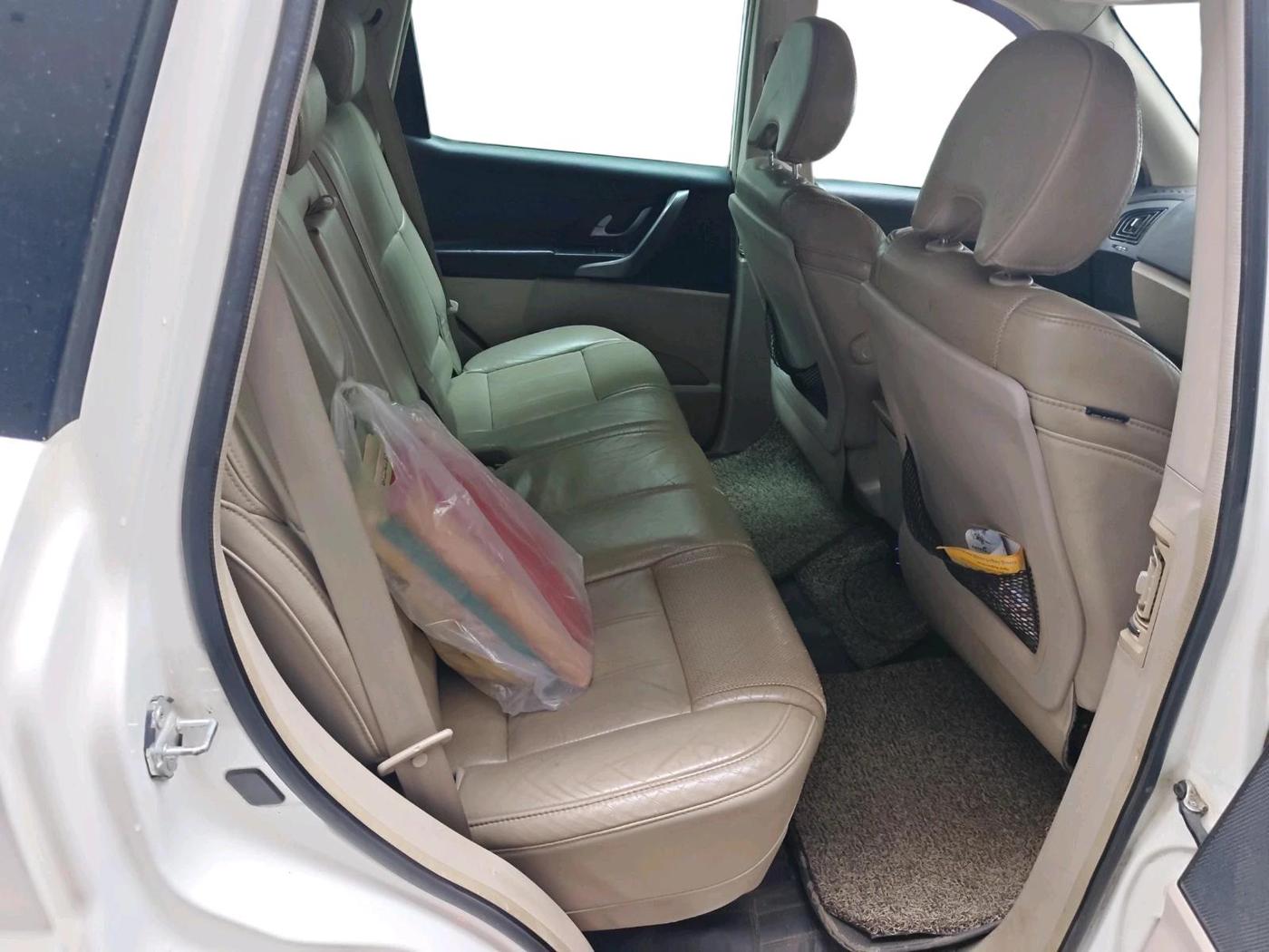 2016 Mahindra XUV500 W10, Diesel, Manual, 2,96,465 km, interior