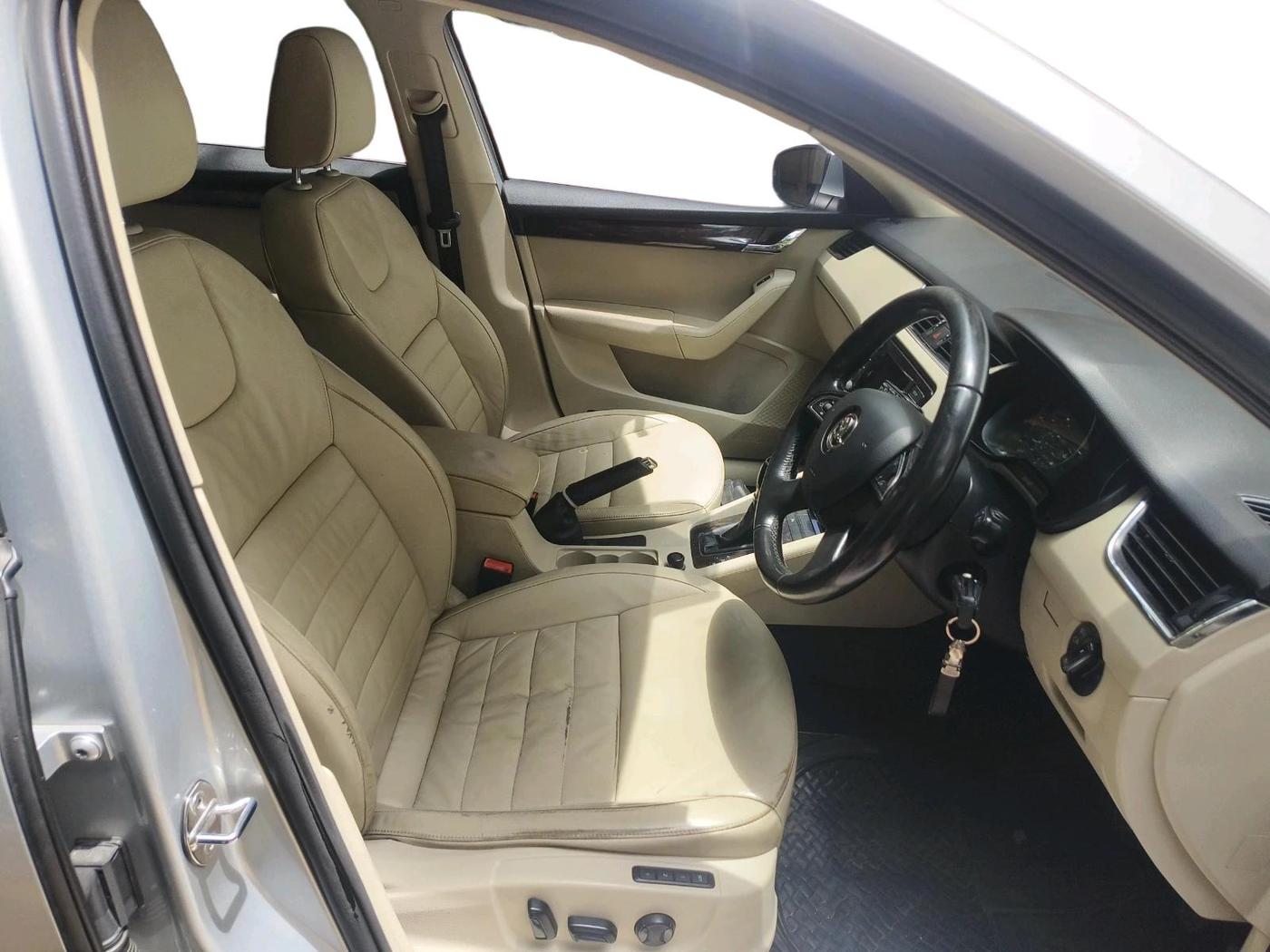 2013 Skoda Octavia ELEGANCE 2.0 TDI AT, Diesel, Automatic, 1,16,580 km, interior