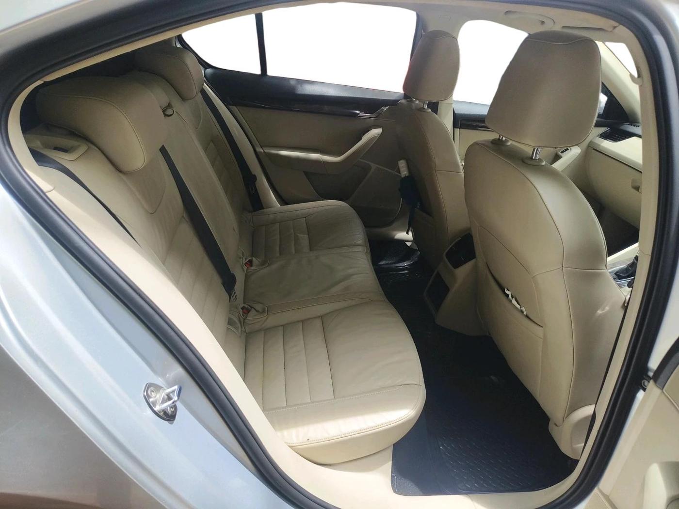 2013 Skoda Octavia ELEGANCE 2.0 TDI AT, Diesel, Automatic, 1,16,580 km, interior