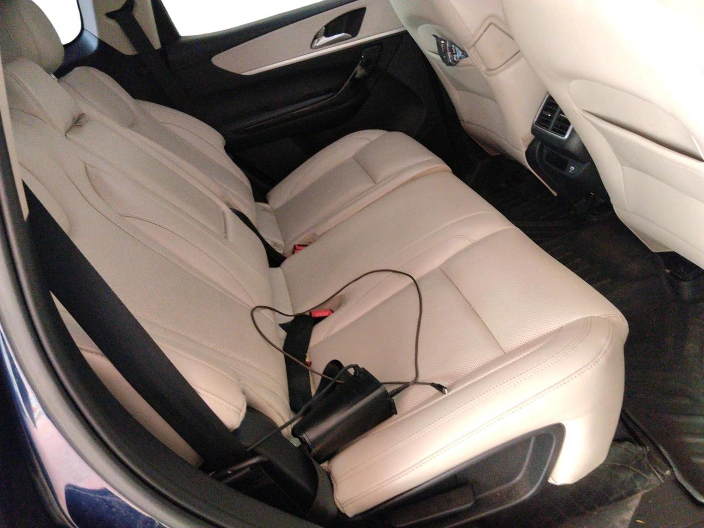 2022 Mahindra XUV700 AX 7 LUXURY D AWD AT 7 STR, Diesel, Automatic, 1,00,076 km, interior