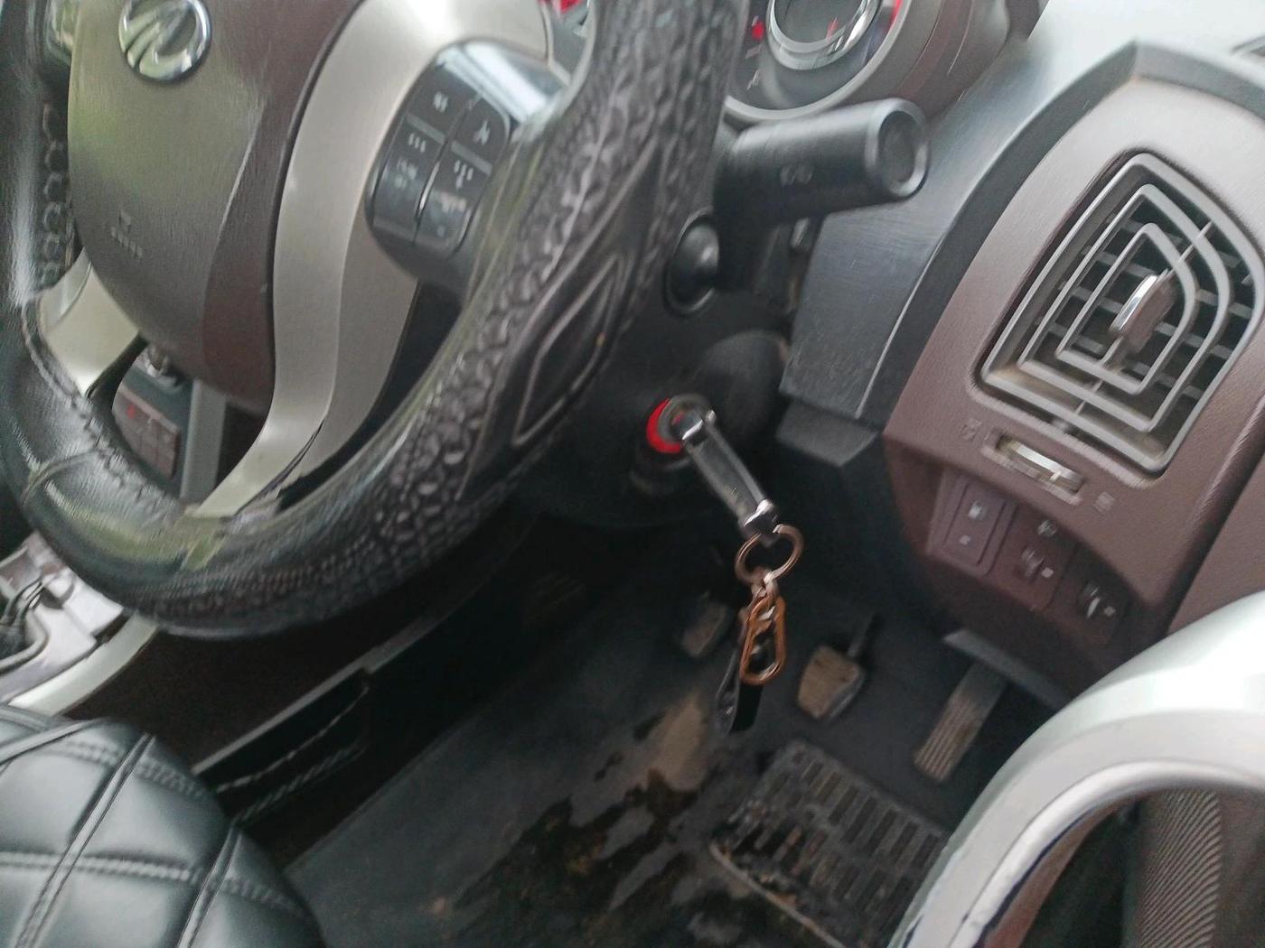 2012 Mahindra XUV500 W6, Diesel, Manual, 1,40,622 km, interior