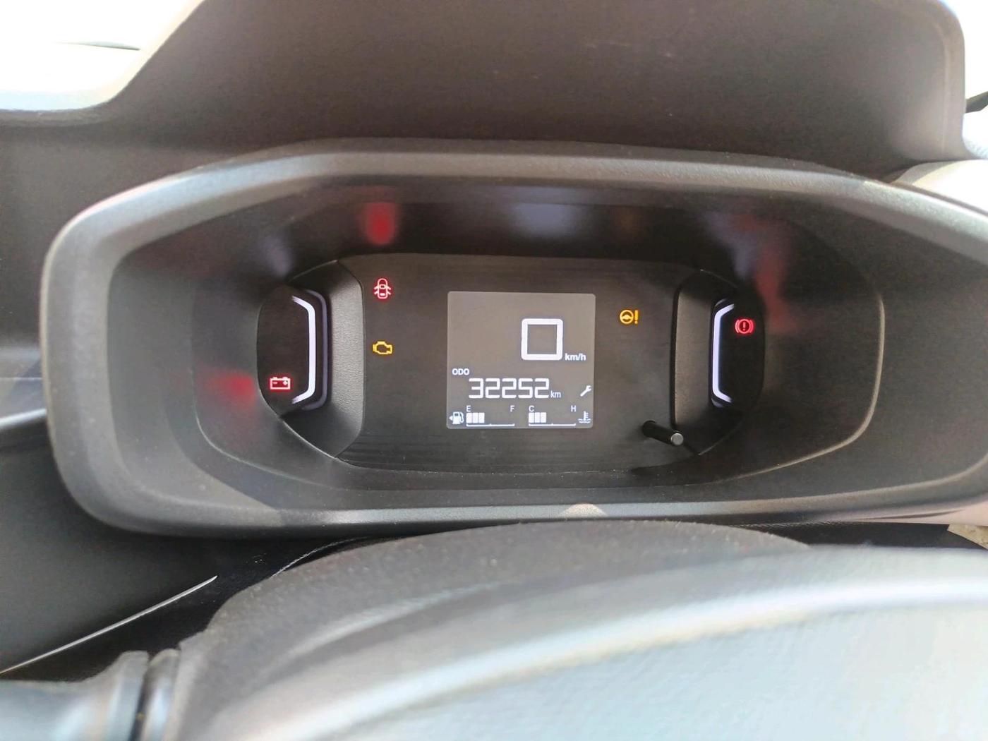 2023 CITROEN C3 SHINE 1.2 DUAL TONE , Petrol, Manual, 34,500 km, interior