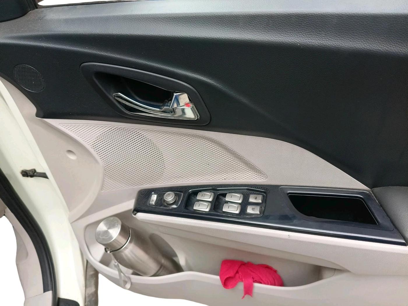 2020 Mahindra XUV300 W8 (O) 1.2 PETROL, Petrol, Manual, 47,957 km, interior