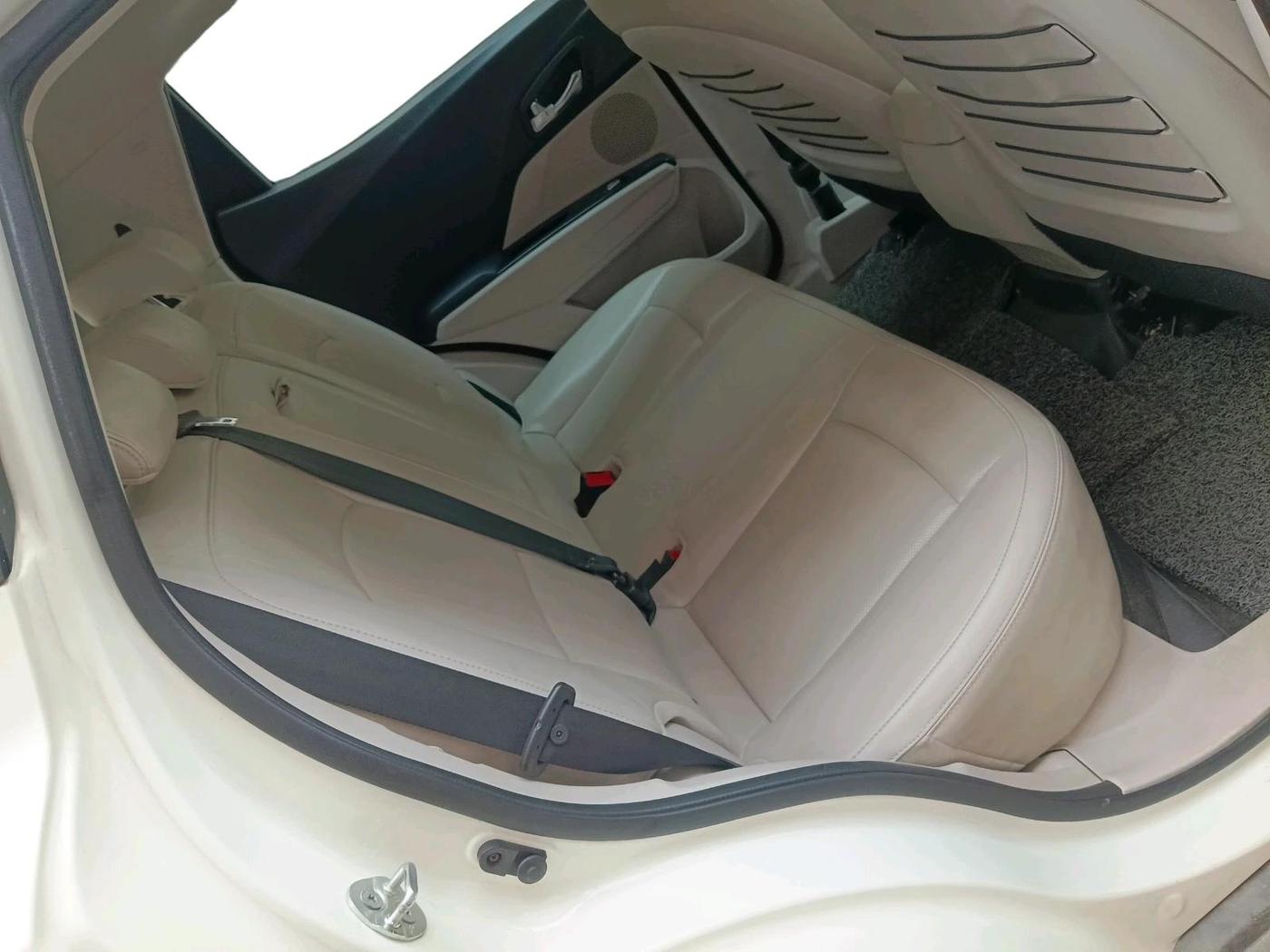 2020 Mahindra XUV300 W8 (O) 1.2 PETROL, Petrol, Manual, 47,957 km, interior