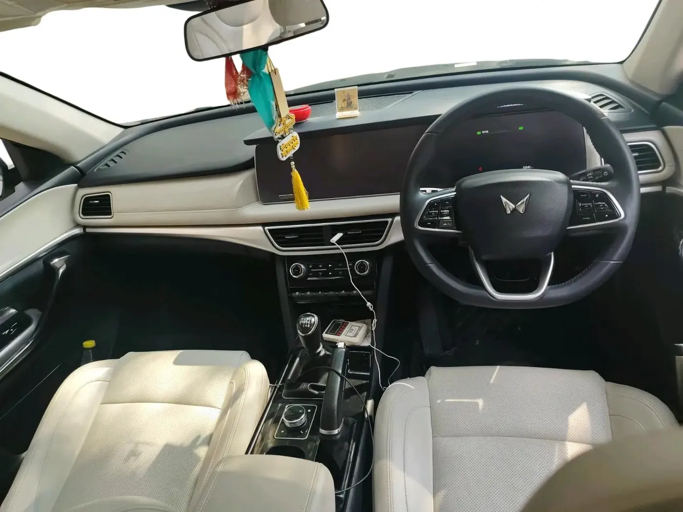 2022 Mahindra XUV700 AX 7 P MT 7 STR, Petrol, Manual, 51,540 km, interior