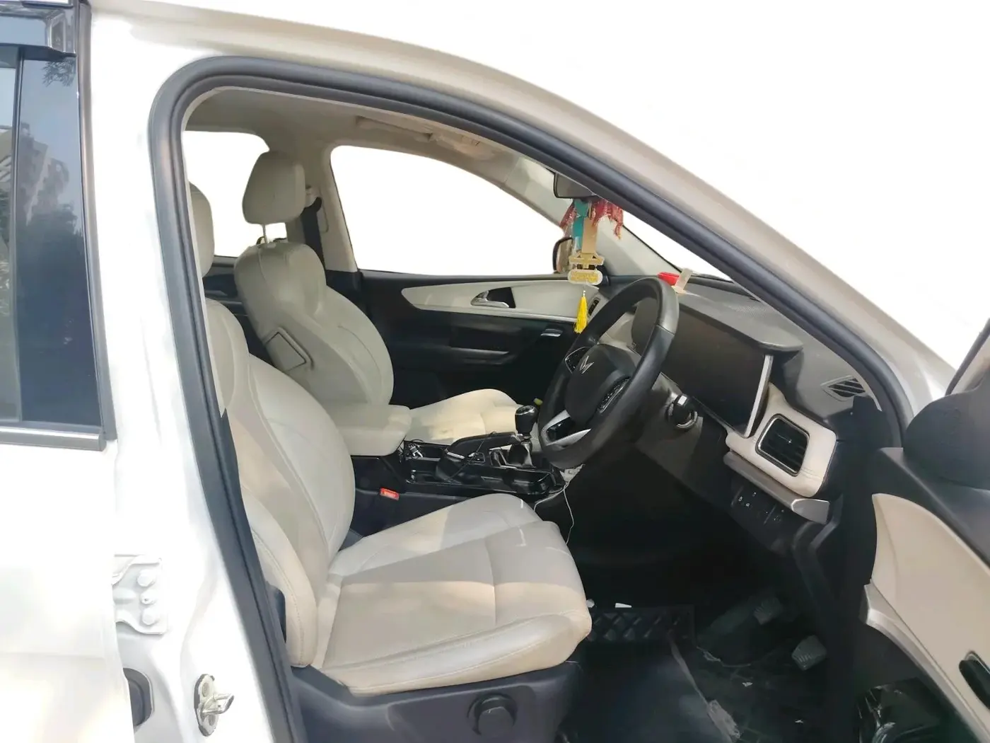 2022 Mahindra XUV700 AX 7 P MT 7 STR, Petrol, Manual, 51,540 km, interior