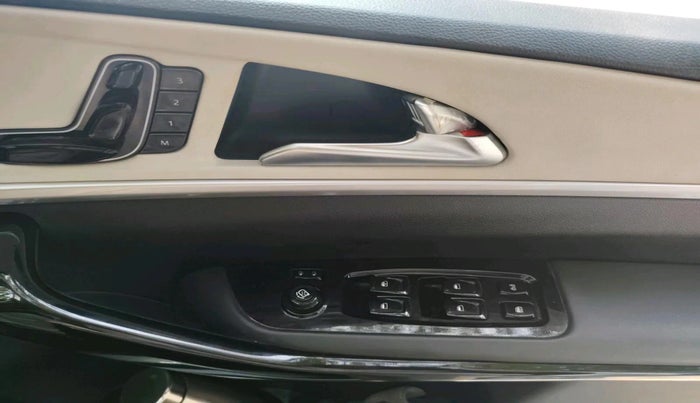 2022 Mahindra XUV700 AX 7 P MT 7 STR, Petrol, Manual, 51,540 km, interior