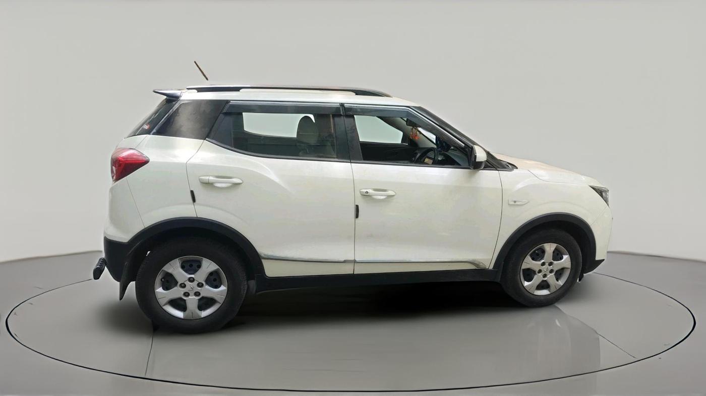 2023 Mahindra XUV300 W6 1.2 PETROL AMT, Petrol, Automatic, 35,509 km, exterior