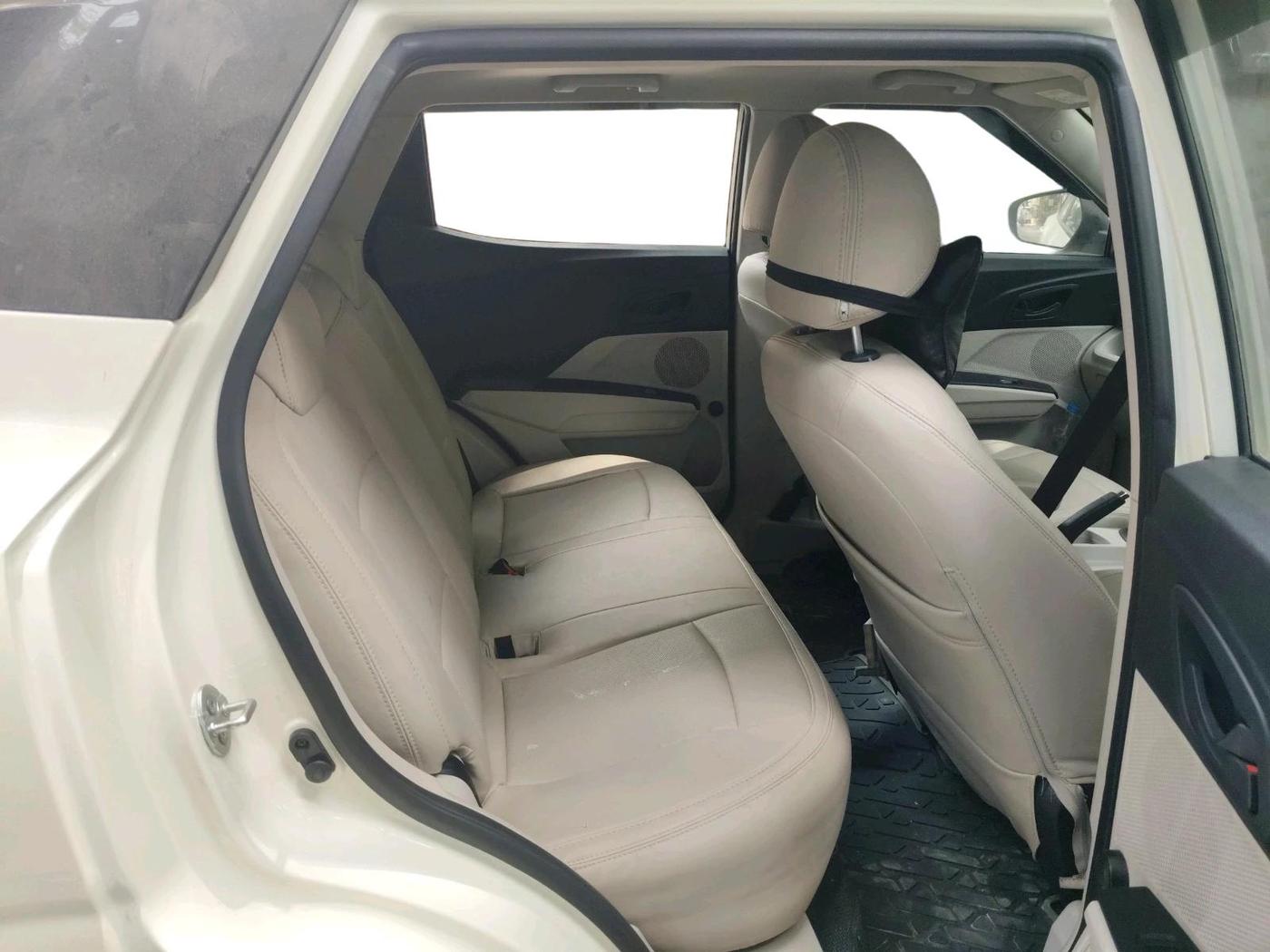 2023 Mahindra XUV300 W6 1.2 PETROL AMT, Petrol, Automatic, 35,509 km, interior