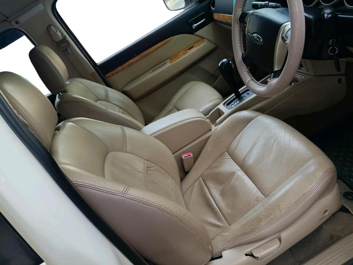 2011 Ford Endeavour 3.0L 4X2 AT, Diesel, Automatic, 87,017 km, interior
