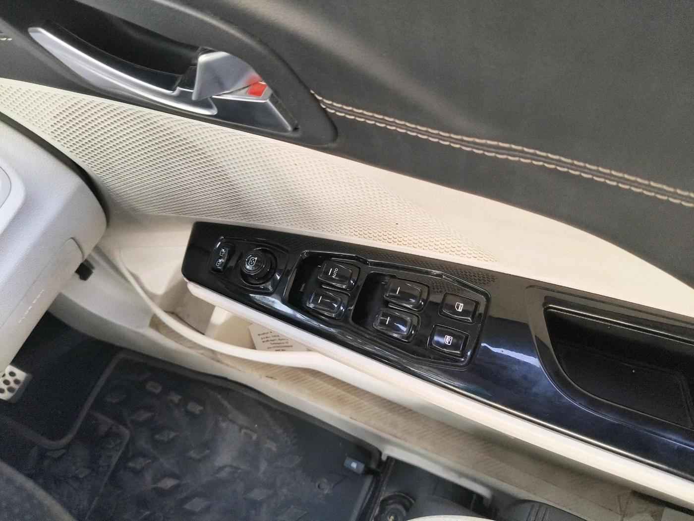 2024 Mahindra XUV 3XO AX7L 1.2 Petrol AT, Petrol, Automatic, 46,383 km, interior