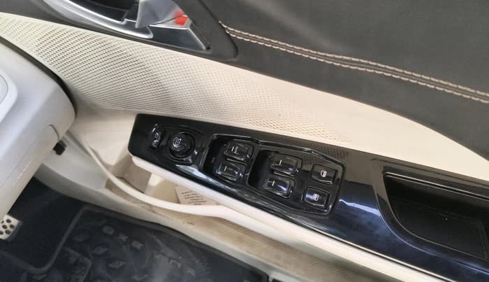 2024 Mahindra XUV 3XO AX7L 1.2 Petrol AT, Petrol, Automatic, 46,383 km, interior