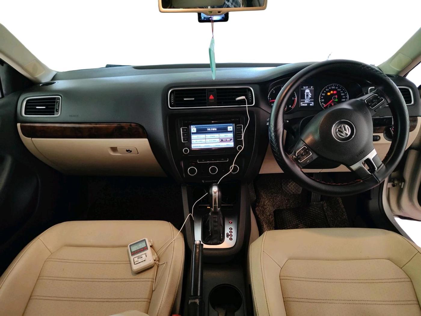 2011 Volkswagen Jetta HIGHLINE TDI AT, Diesel, Automatic, 1,29,620 km, interior
