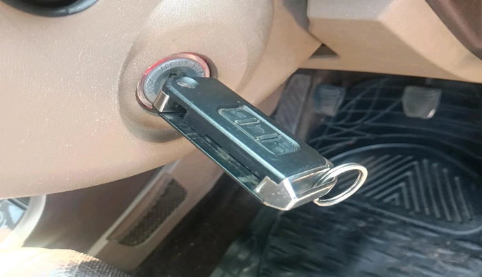 2013 Mahindra XUV500 W8, Diesel, Manual, 1,96,928 km, interior