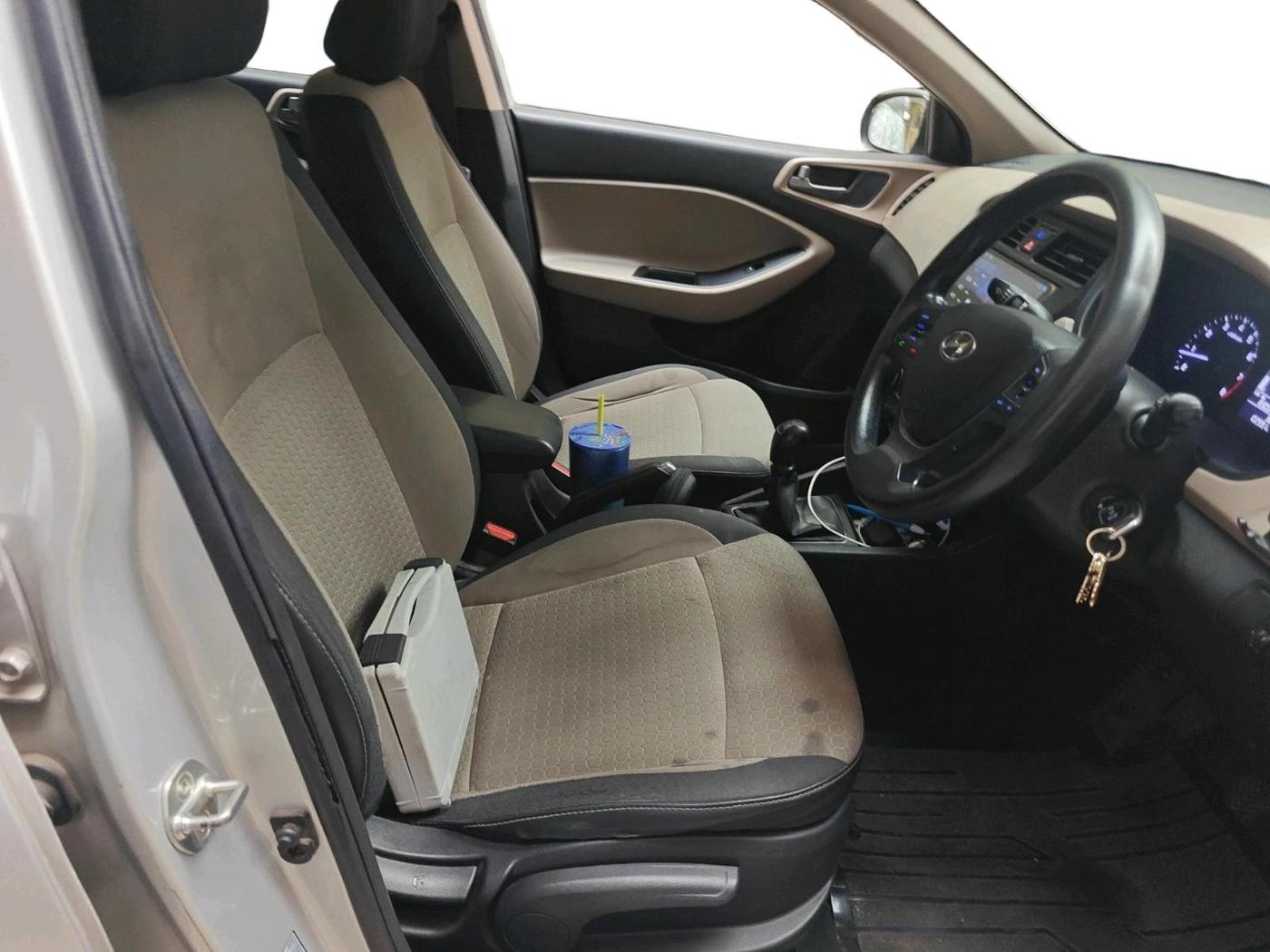 2017 Hyundai Elite i20 ASTA 1.2, Petrol, Manual, 1,02,591 km, interior