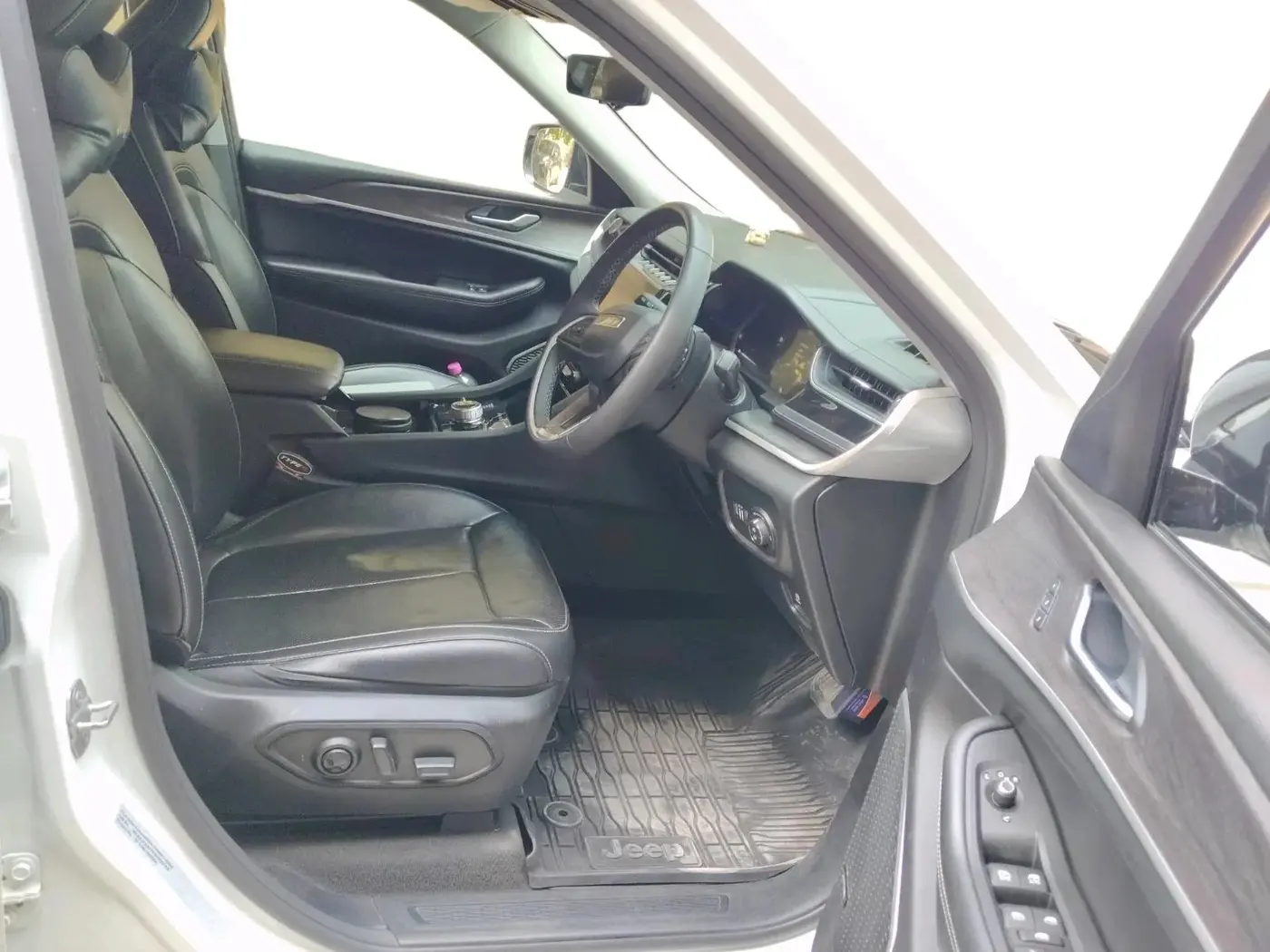 2022 Jeep GRAND CHEROKEE LIMITED (O) 4X4 AT, Petrol, Automatic, 64,265 km, interior