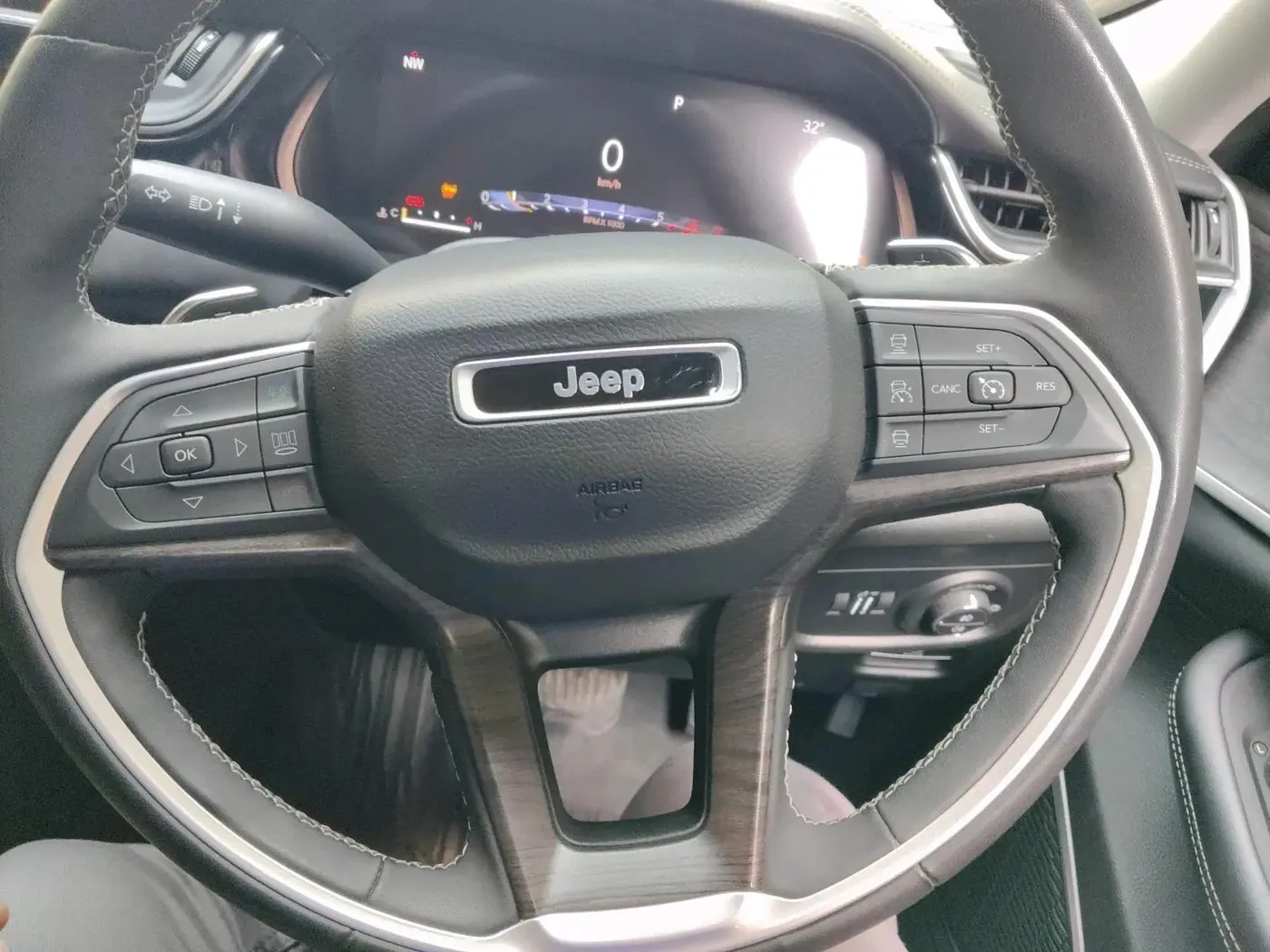 2022 Jeep GRAND CHEROKEE LIMITED (O) 4X4 AT, Petrol, Automatic, 64,265 km, interior