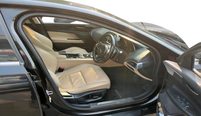 2017 Jaguar XE PRESTIGE DIESEL, Diesel, Automatic, 95,204 km, interior