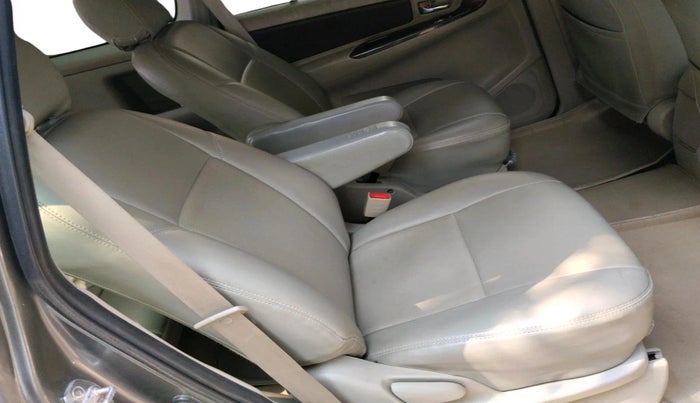 2014 Toyota Innova 2.5 VX 7 STR, Diesel, Manual, 1,94,169 km, interior