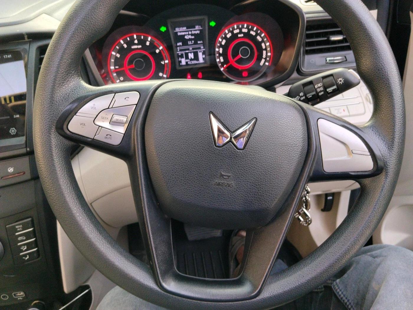 2023 Mahindra XUV300 W6 1.2 PETROL AMT, Petrol, Automatic, 42,000 km, interior