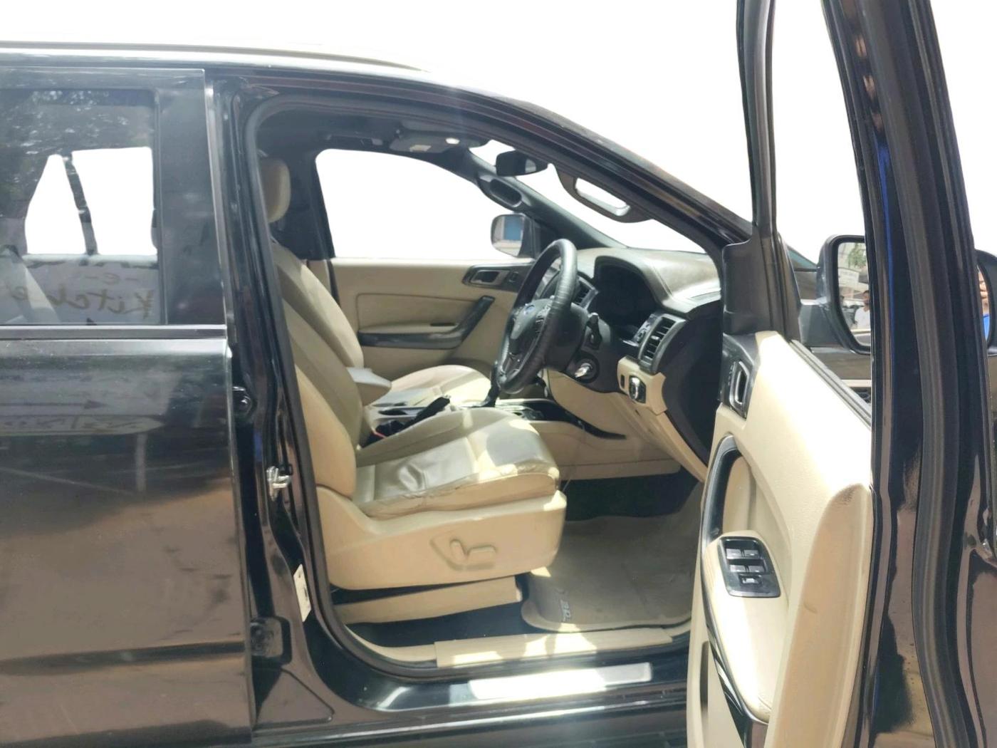 2018 Ford Endeavour TITANIUM 2.2 4X2 AT, Diesel, Automatic, 1,29,203 km, interior