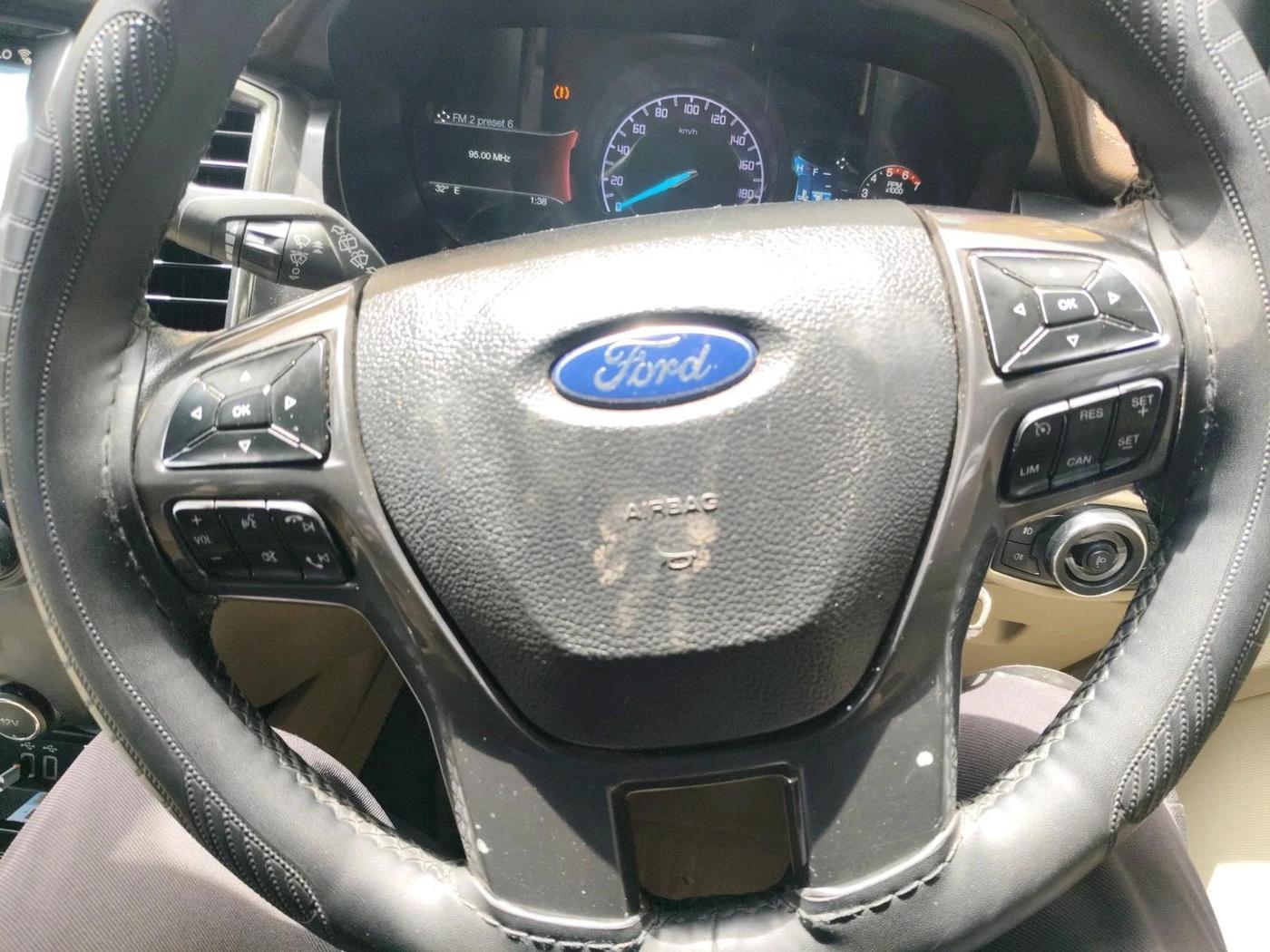2018 Ford Endeavour TITANIUM 2.2 4X2 AT, Diesel, Automatic, 1,29,203 km, interior