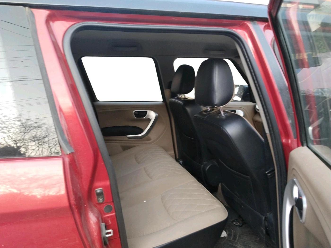 2018 Mahindra TUV300 T10 DUAL TONE, Diesel, Manual, 1,02,598 km, interior