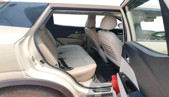 2023 Mahindra XUV300 W8 (O) 1.5 DIESEL, Diesel, Manual, 27,439 km, interior