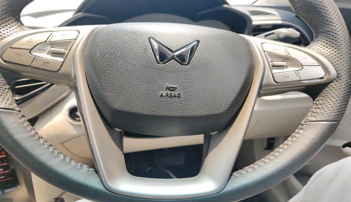 2023 Mahindra XUV300 W8 (O) 1.5 DIESEL, Diesel, Manual, 27,439 km, interior