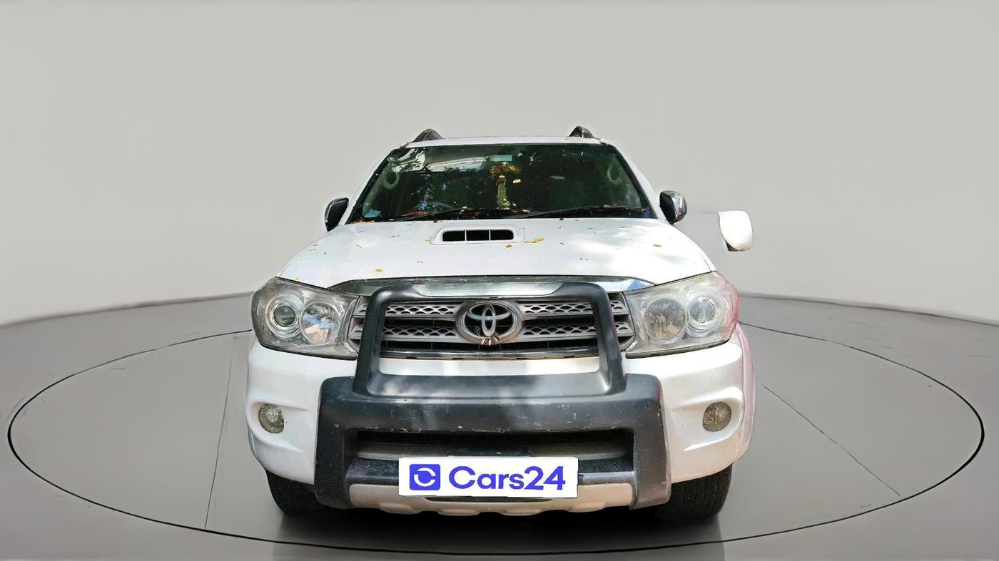 2011 Toyota Fortuner 3.0 4X4 MT, Diesel, Manual, 3,22,751 km, exterior