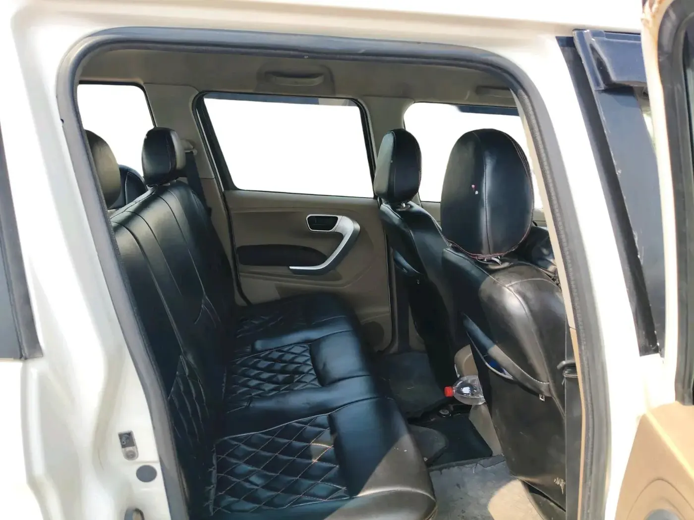 2015 Mahindra TUV300 T8, Diesel, Manual, 1,12,597 km, interior
