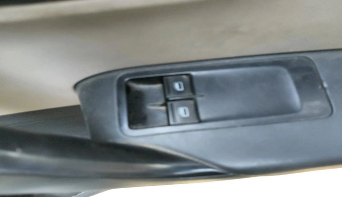 2013 Volkswagen Polo TRENDLINE 1.2L PETROL, Petrol, Manual, 1,54,136 km, interior