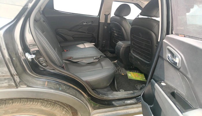 2023 Mahindra XUV300 W8 (O) 1.2 PETROL, Petrol, Manual, 6,252 km, interior