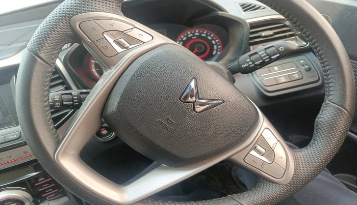 2023 Mahindra XUV300 W8 (O) 1.2 PETROL, Petrol, Manual, 6,252 km, interior