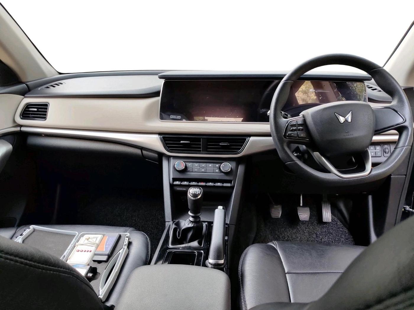 2023 Mahindra XUV700 AX 3 D MT 5 STR (E), Diesel, Manual, 17,616 km, interior