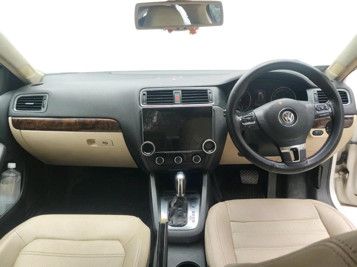 2011 Volkswagen Jetta HIGHLINE TDI AT, Diesel, Automatic, 1,57,784 km, interior