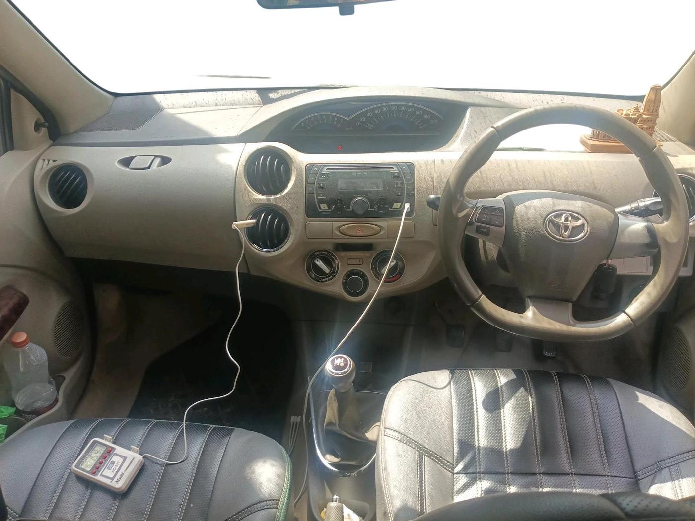 2013 Toyota Etios Liva V, Petrol, Manual, 1,22,501 km, interior