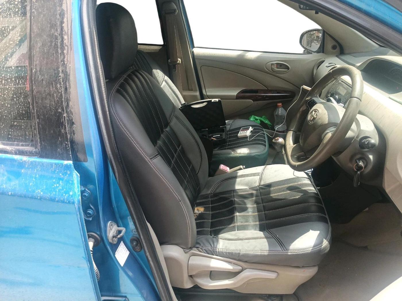 2013 Toyota Etios Liva V, Petrol, Manual, 1,22,501 km, interior