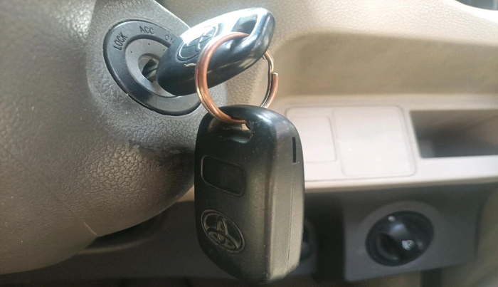 2013 Toyota Etios Liva V, Petrol, Manual, 1,22,501 km, interior