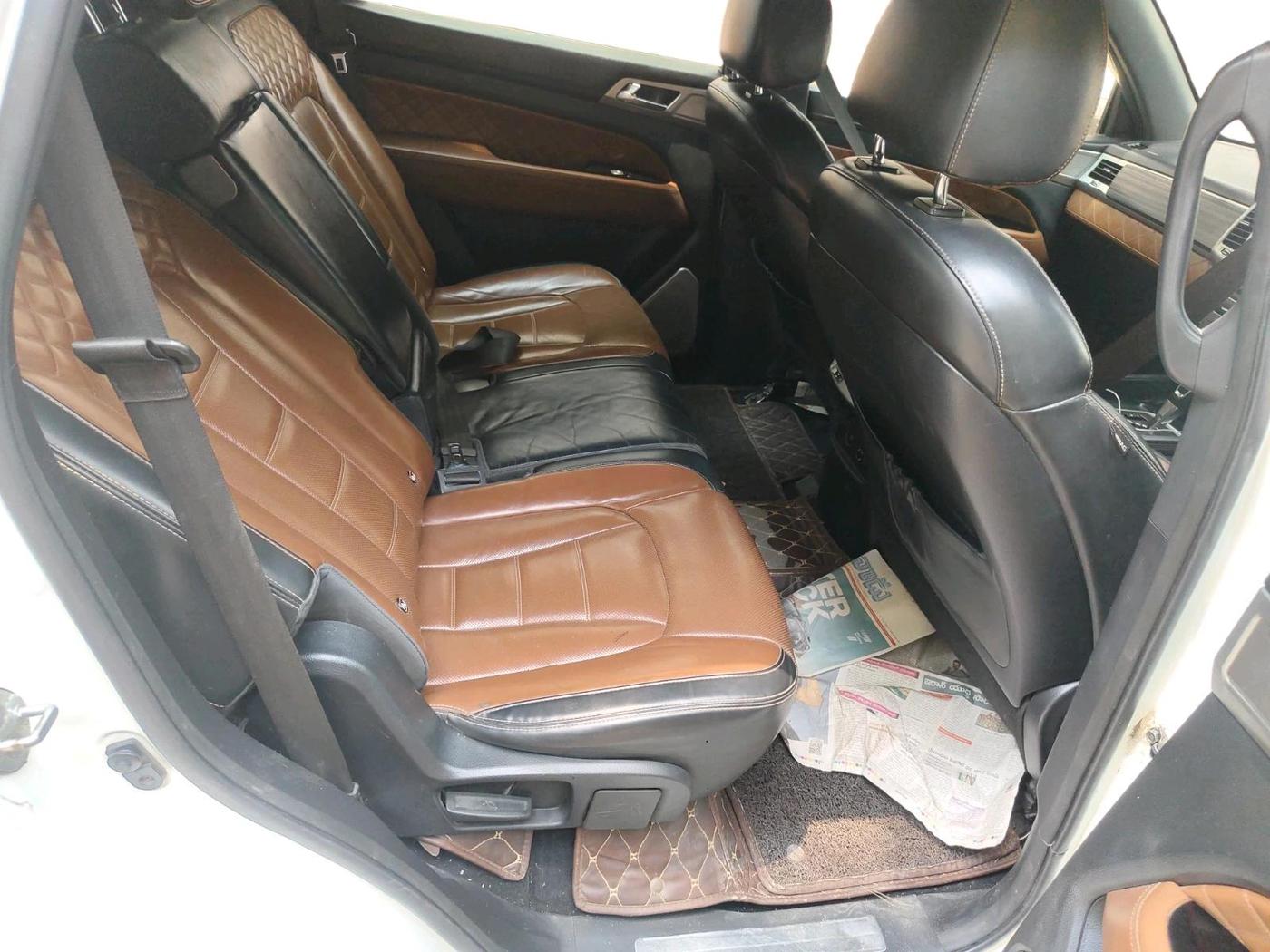 2019 Mahindra ALTURAS G4 4WD AT, Diesel, Automatic, 1,80,073 km, interior