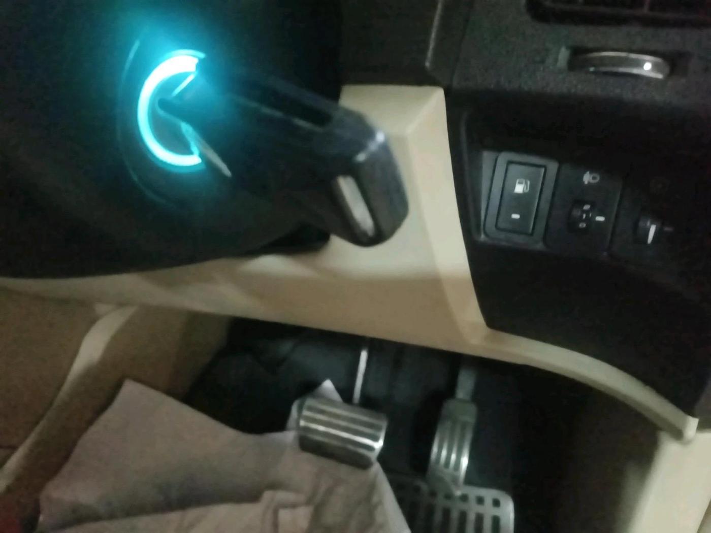 2016 Mahindra XUV500 W10 AT, Diesel, Automatic, 1,35,516 km, interior