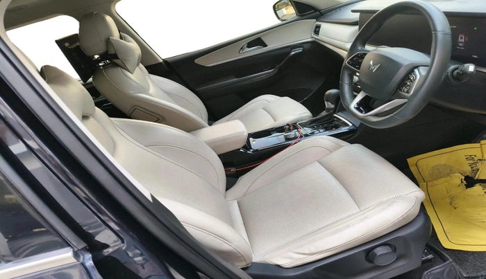 2022 Mahindra XUV700 AX 7 LUXURY D AT 7 STR, Diesel, Automatic, 79,653 km, interior