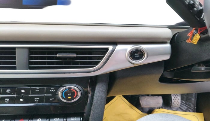 2022 Mahindra XUV700 AX 7 LUXURY D AT 7 STR, Diesel, Automatic, 79,653 km, interior