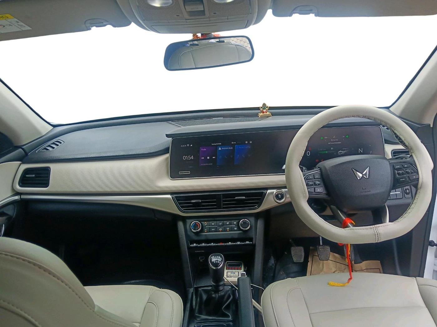 2025 Mahindra XUV700 AX 5 D MT 7 STR, Diesel, Manual, 15,949 km, interior