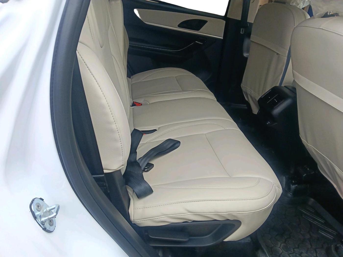 2025 Mahindra XUV700 AX 5 D MT 7 STR, Diesel, Manual, 15,949 km, interior