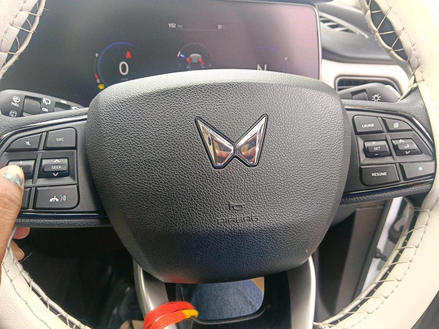 2025 Mahindra XUV700 AX 5 D MT 7 STR, Diesel, Manual, 15,949 km, interior