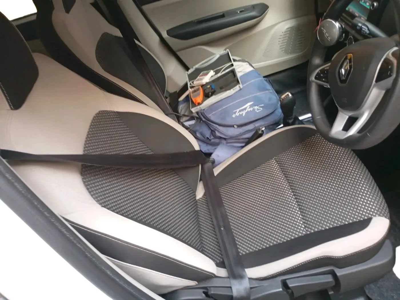 2022 Renault TRIBER RXZ AMT, Petrol, Automatic, 62,000 km, interior