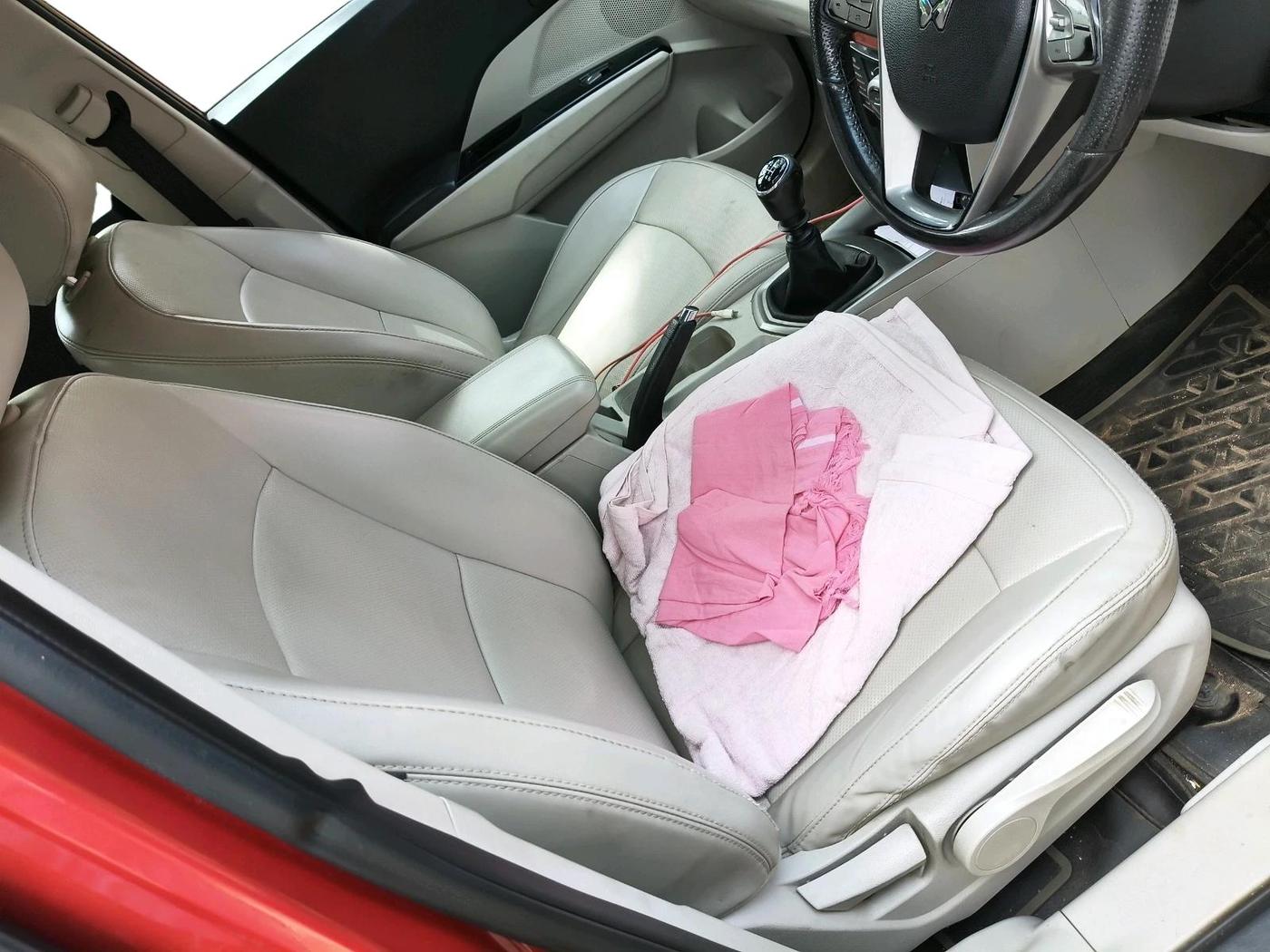2022 Mahindra XUV300 W8 (O) 1.5 DIESEL, Diesel, Manual, 1,53,069 km, interior