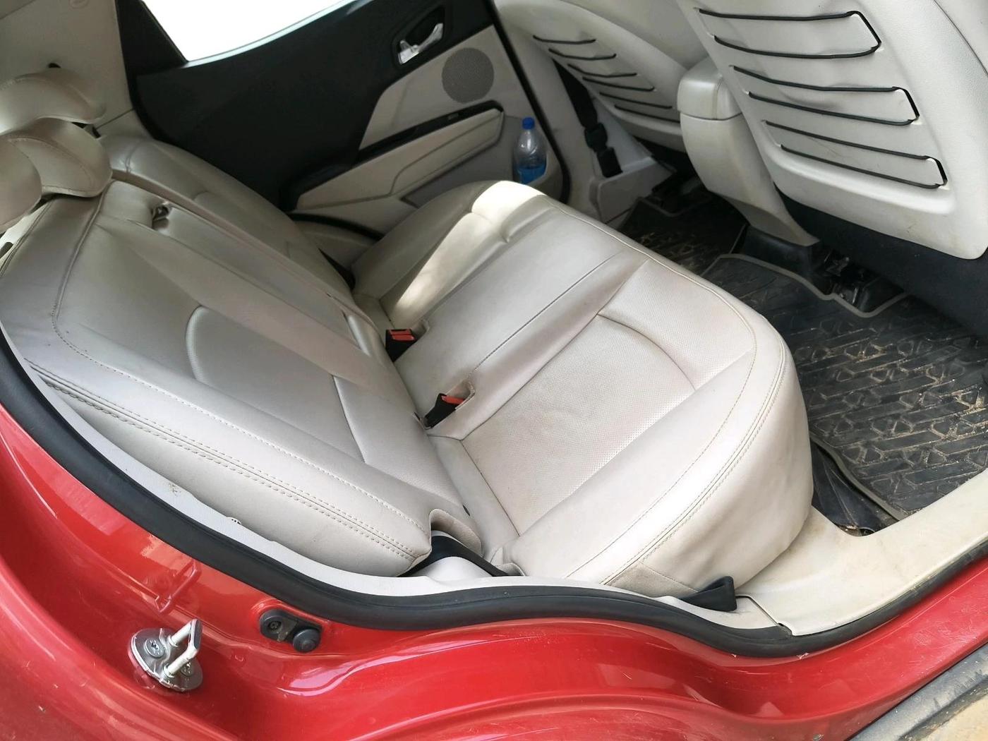 2022 Mahindra XUV300 W8 (O) 1.5 DIESEL, Diesel, Manual, 1,53,069 km, interior